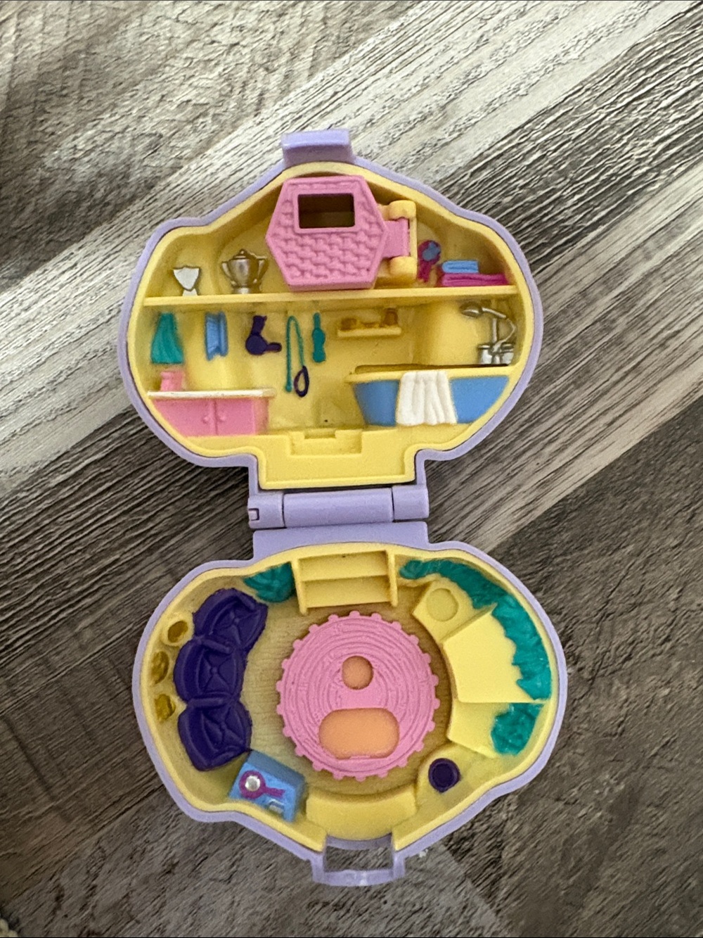 Vintage 1993 Bluebird Polly Pocket "Dazzling Dog Show" Compact (Compact Only) - Picture 3 of 3